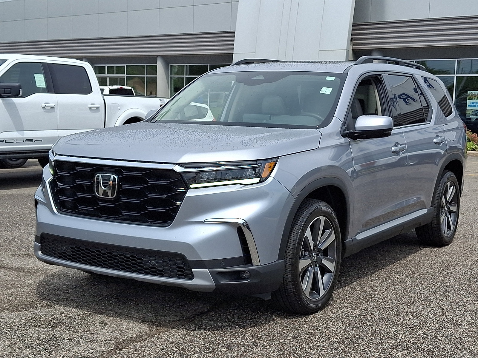 Used 2025 Honda Pilot Touring image 4
