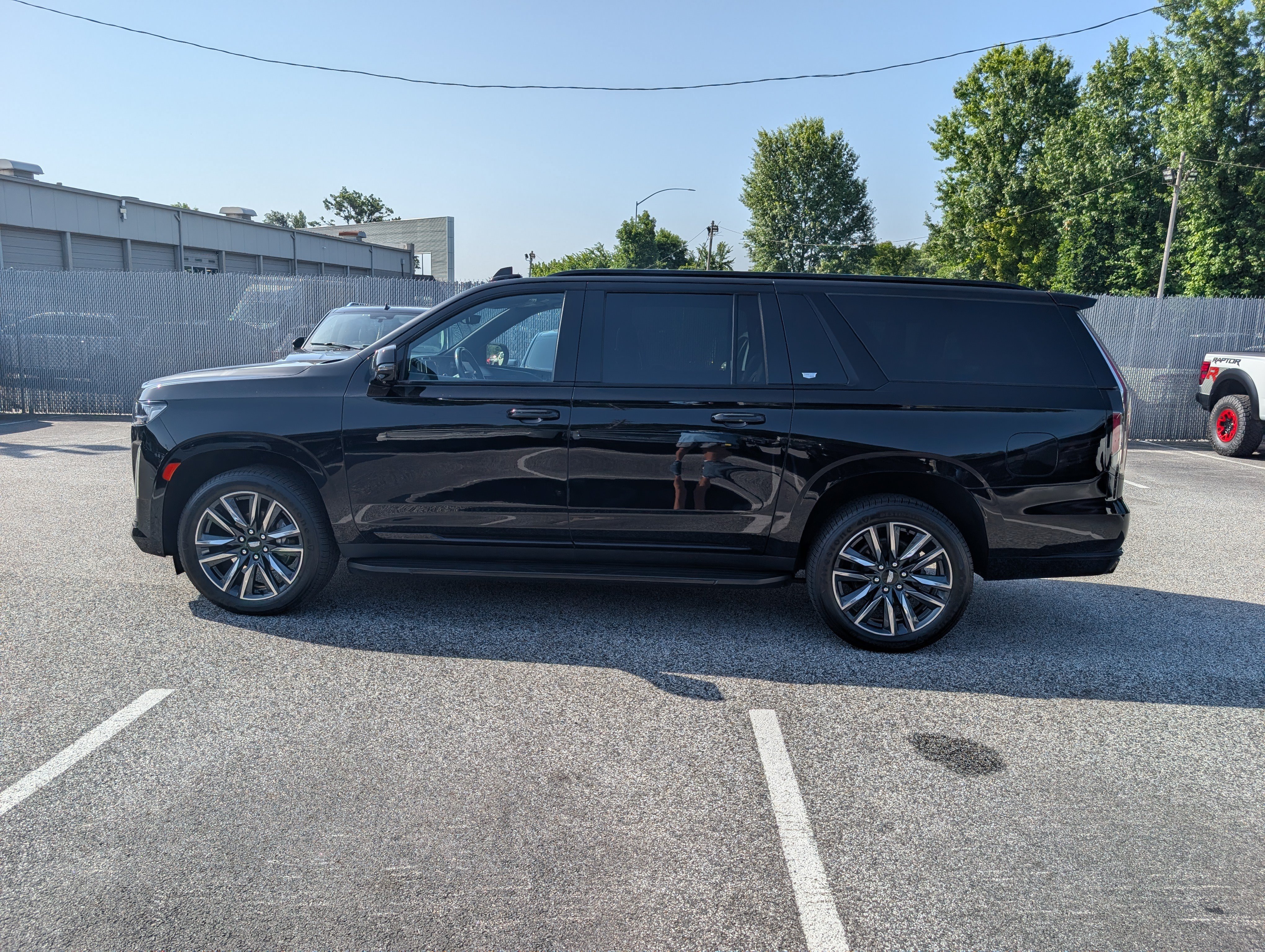 Used 2022 Cadillac Escalade ESV Sport AWD/4WD image 3