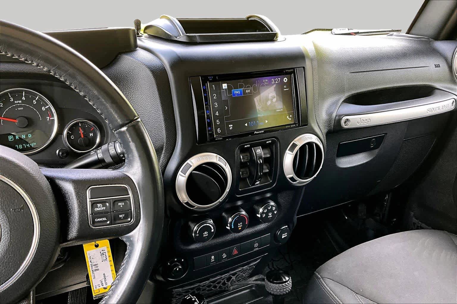 Used 2017 Jeep Wrangler Unlimited Rubicon w/ Connectivity Group AWD/4WD image 7