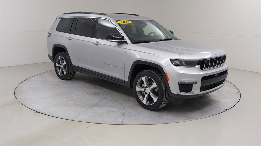 Used 2025 Jeep Grand Cherokee L Limited image 11