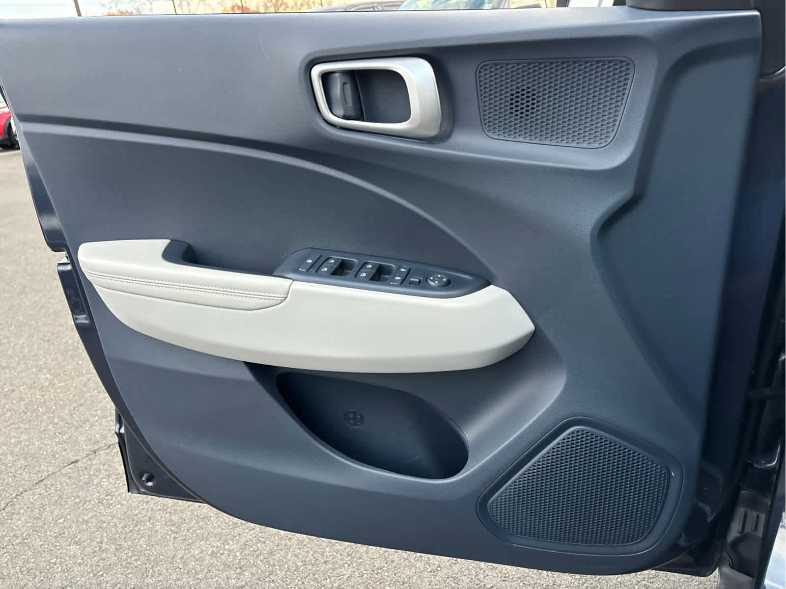 Used 2023 Hyundai Venue Limited image 25