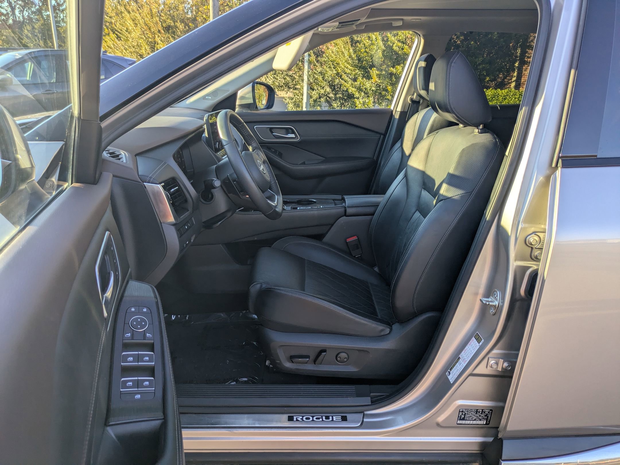 Used 2023 Nissan Rogue Platinum w/ Platinum Premium Package image 14