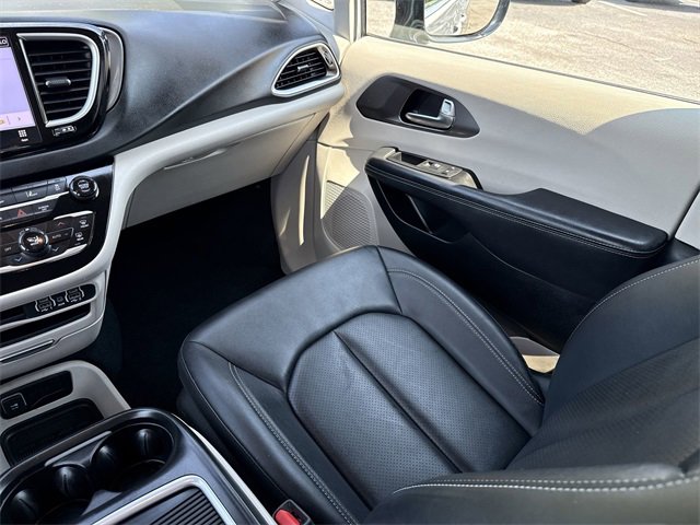 Used 2024 Chrysler Pacifica Touring-L image 18