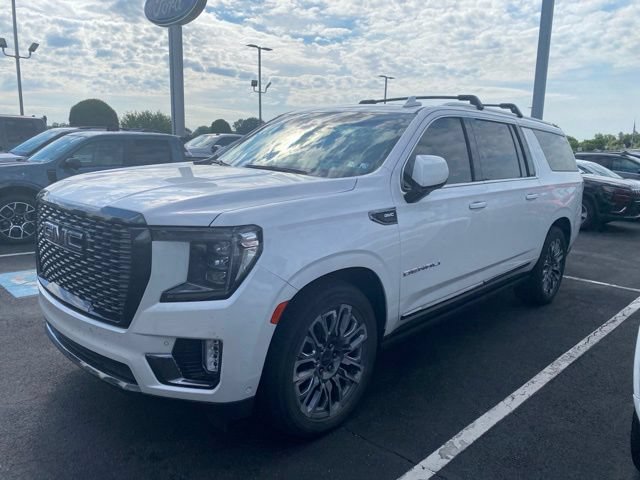 Used 2023 GMC Yukon XL Denali Ultimate AWD/4WD image 2