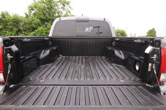 Used 2018 Toyota Tacoma TRD Sport AWD/4WD image 7