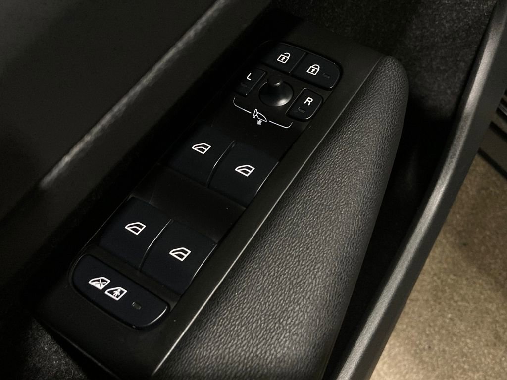 Used 2021 Volvo XC40 T5 R-Design image 24