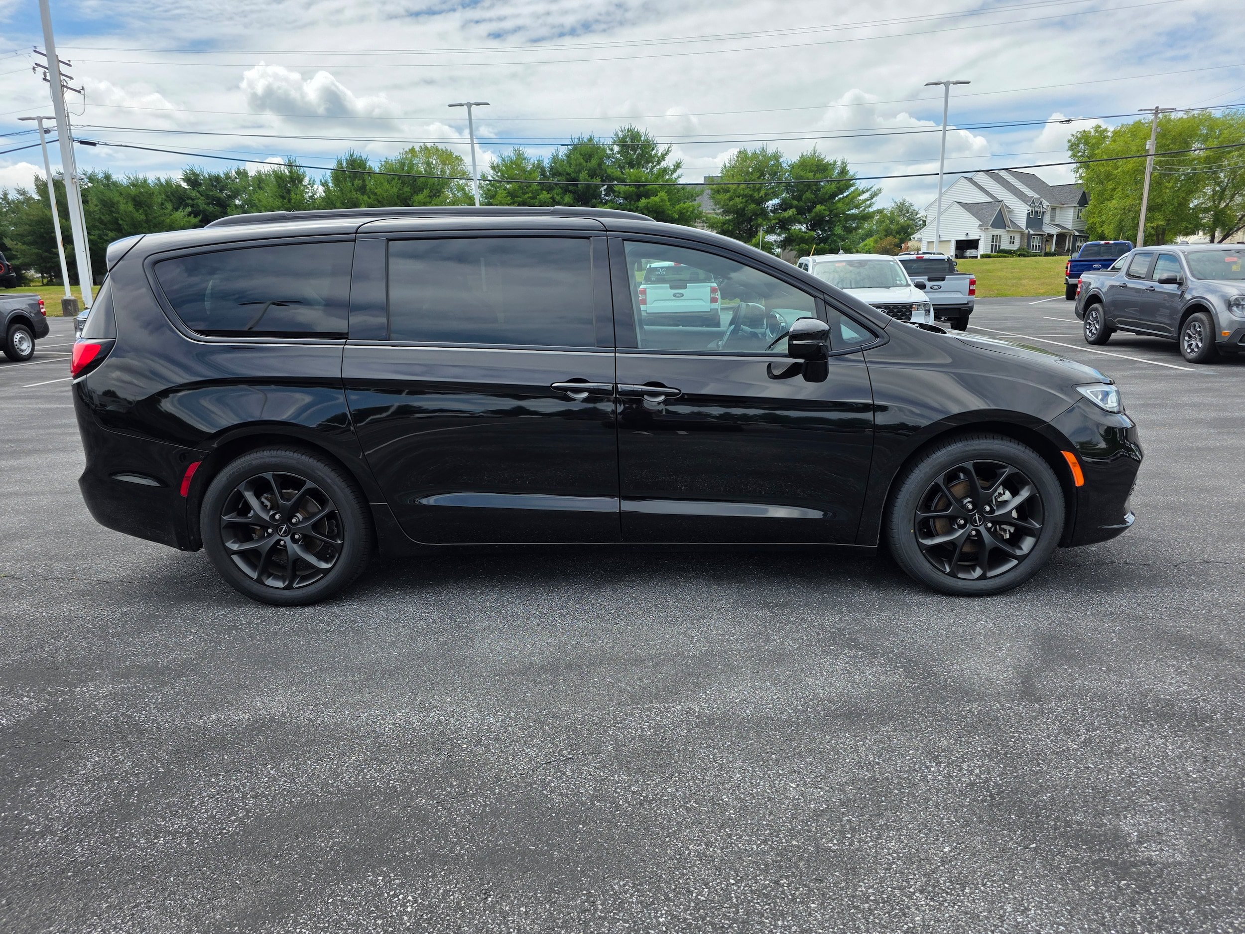 Used 2025 Chrysler Pacifica Limited FWD image 6