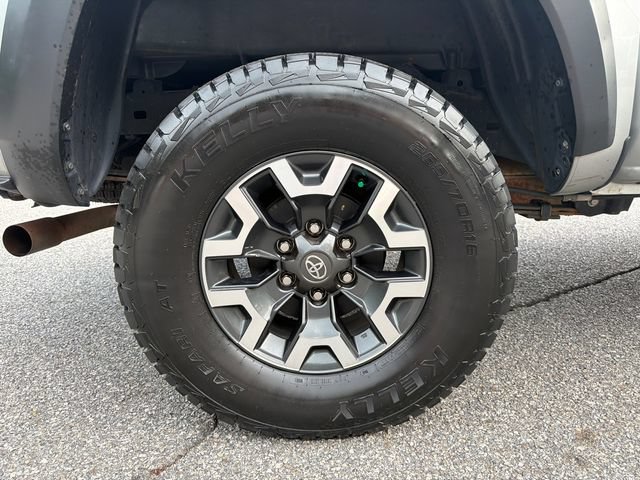 Used 2022 Toyota Tacoma TRD Off-Road w/ Technology Package AWD/4WD image 17