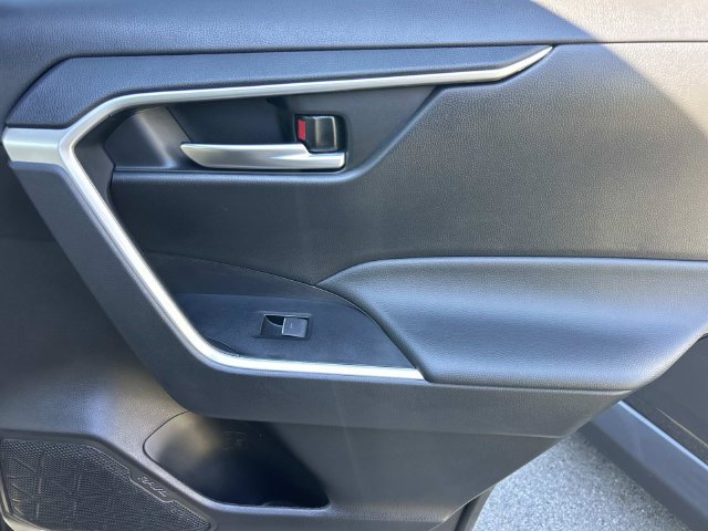 Used 2025 Toyota RAV4 XLE FWD image 17