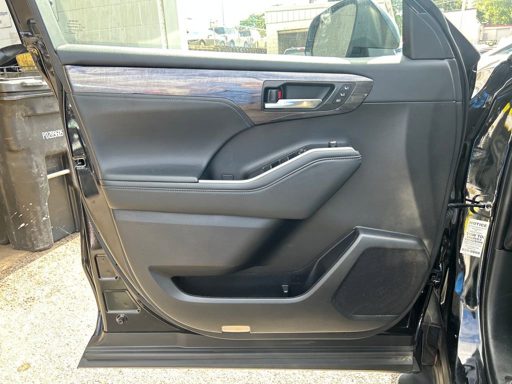 Used 2022 Toyota Highlander Platinum FWD image 9