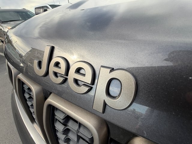 Used 2017 Jeep Grand Cherokee Laredo AWD/4WD image 23