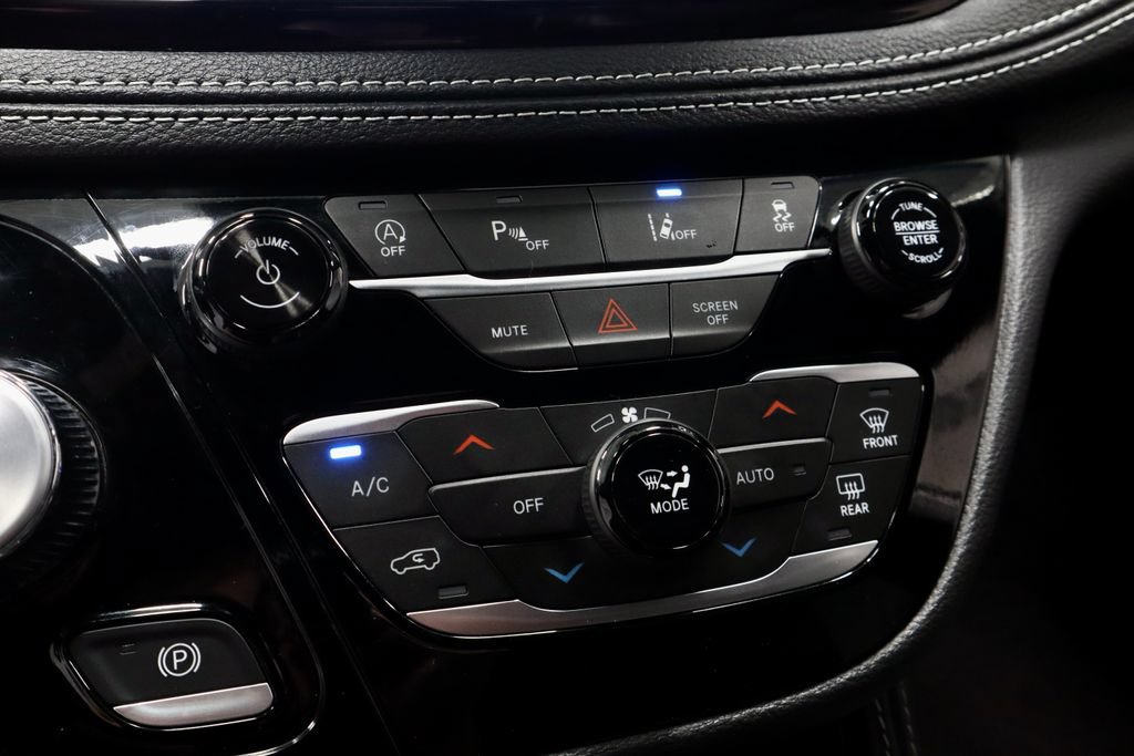 Used 2025 Chrysler Pacifica Limited FWD image 35
