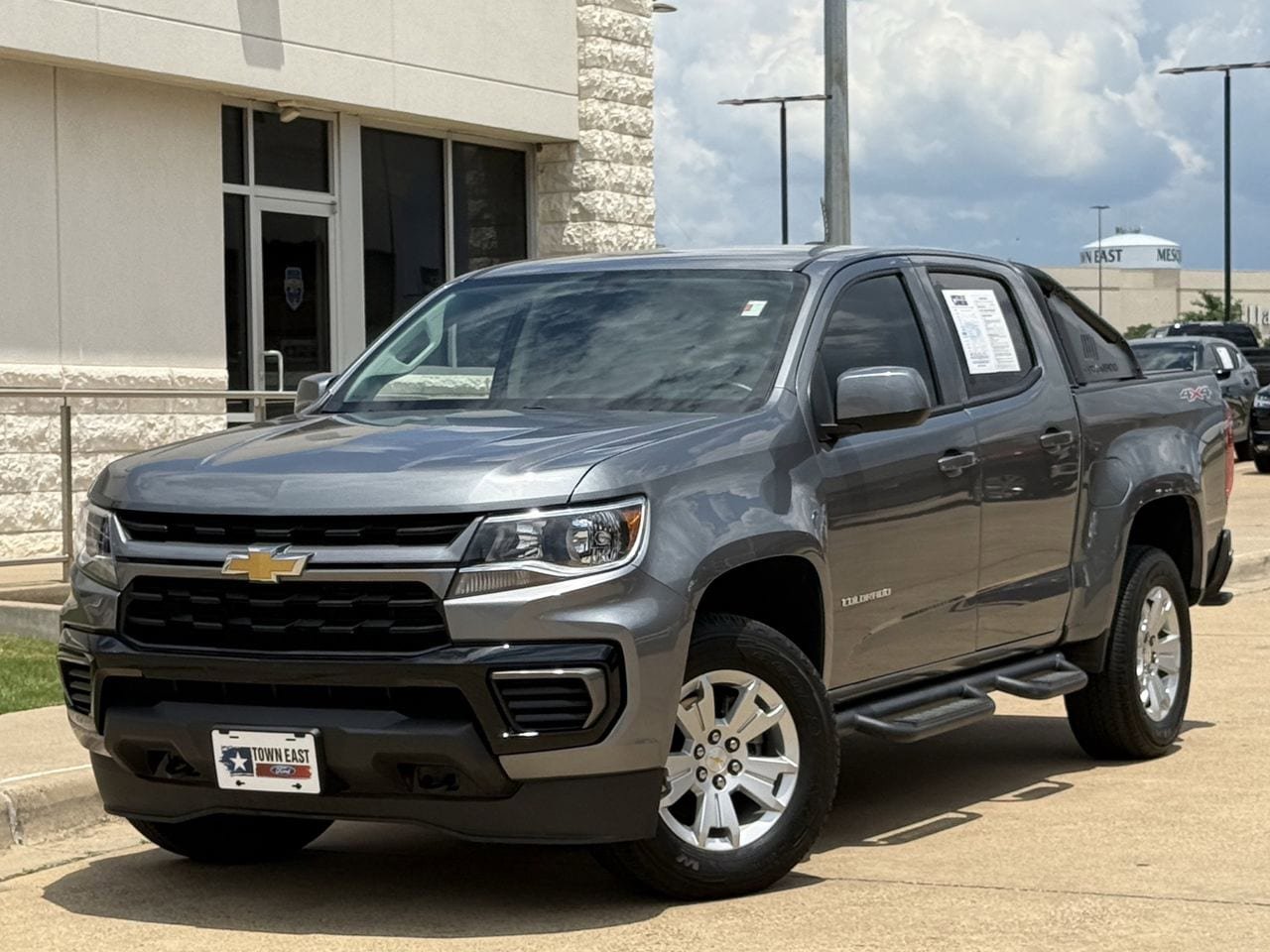 Used 2022 Chevrolet Colorado LT AWD/4WD image 2