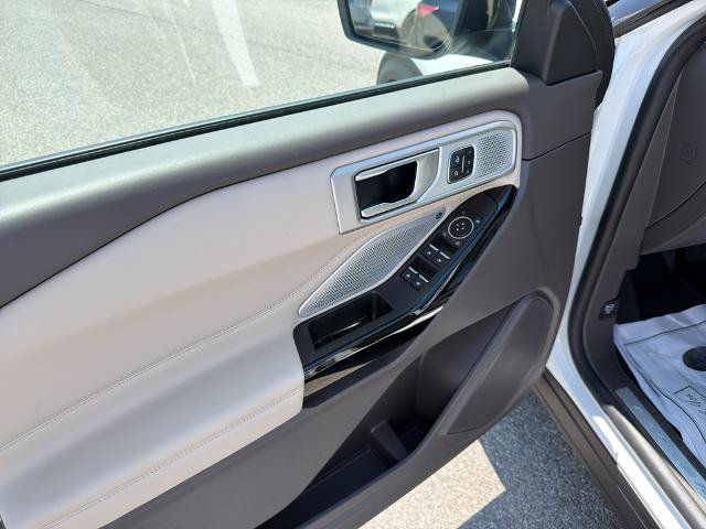 Certified 2023 Ford Explorer Platinum w/ Technology Package AWD/4WD image 13