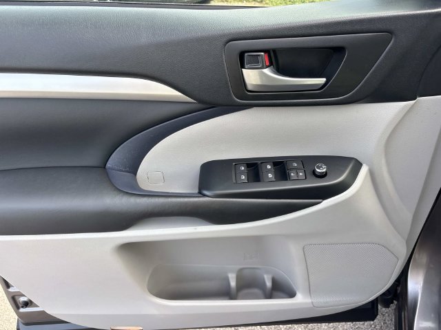 Used 2019 Toyota Highlander XLE FWD image 26