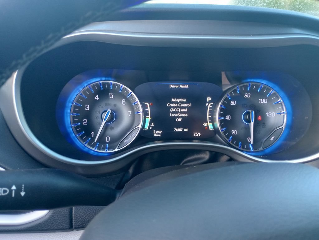 Used 2023 Chrysler Pacifica Touring-L FWD image 25