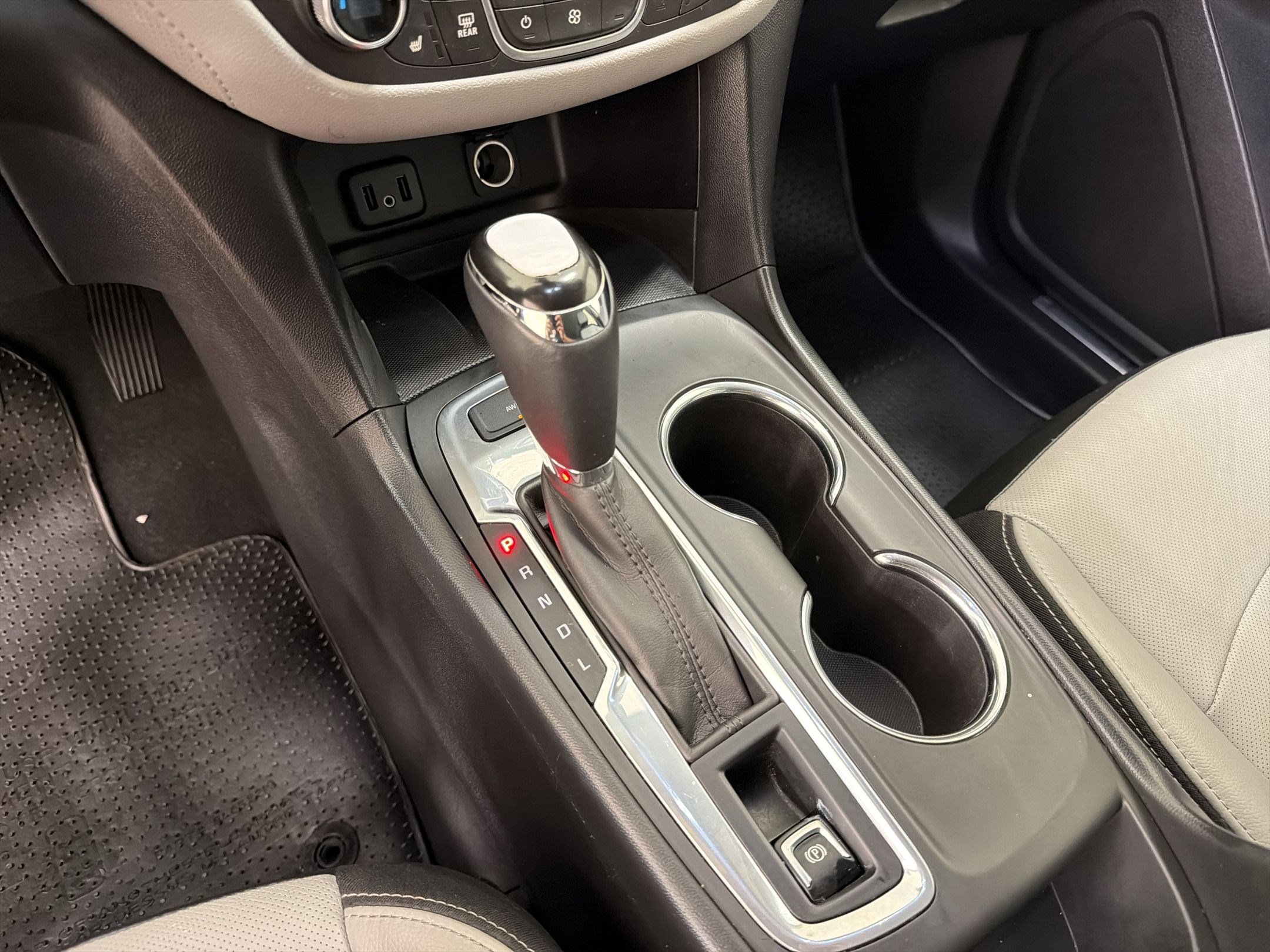 Used 2018 Chevrolet Equinox Premier AWD/4WD image 17