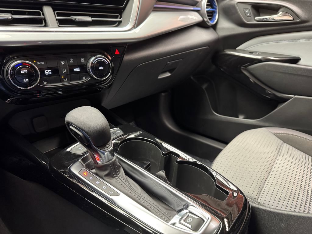 Used 2024 Chevrolet Trax LT w/ LT Convenience Package image 21