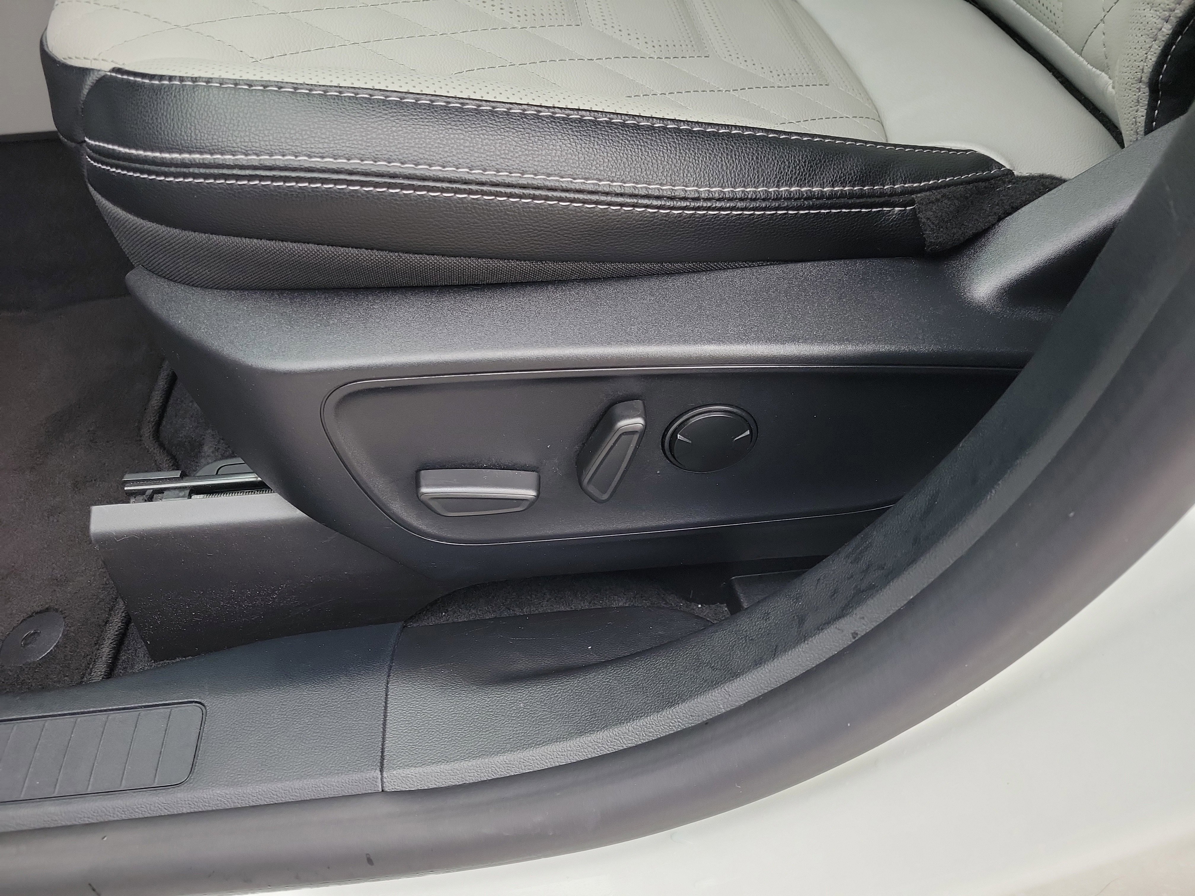 Certified 2024 Ford Escape SE w/ PHEV Premium Package image 26