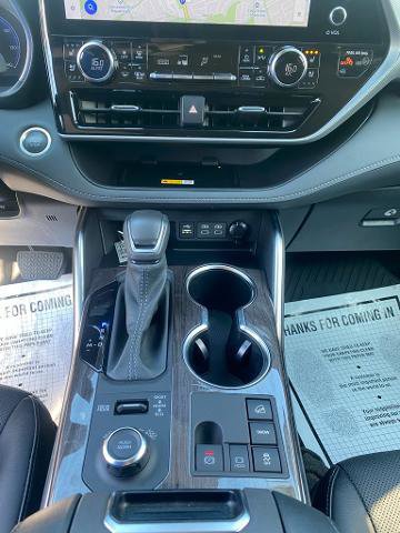 Used 2024 Toyota Highlander Platinum image 24