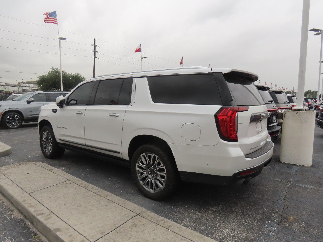Used 2023 GMC Yukon XL Denali Ultimate w/ LPO, Floor Liner Package AWD/4WD image 10