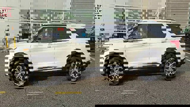 Certified 2022 Ford Explorer Limited w/ Equipment Group 301A image 3