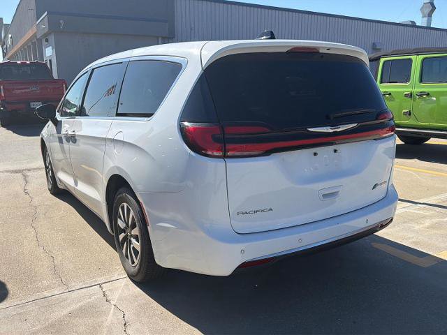 Used 2024 Chrysler Pacifica Limited FWD image 3