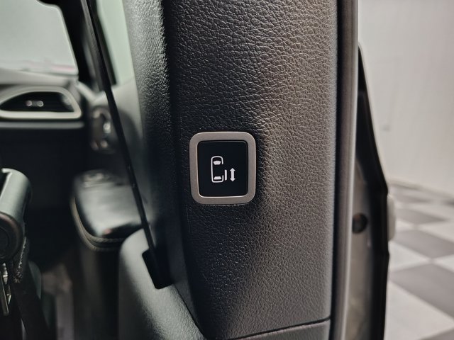 Used 2025 Chrysler Pacifica Select FWD image 28
