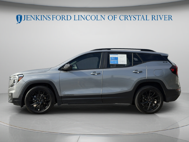 Used 2024 GMC Terrain SLE w/ Driver Convenience Package FWD image 9