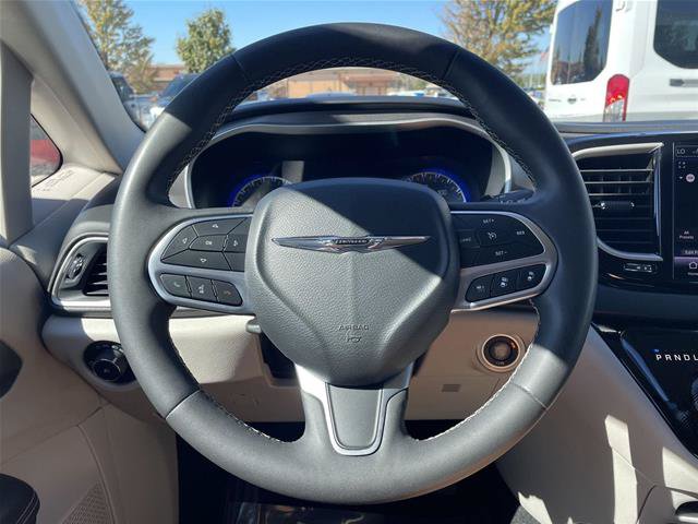 Used 2024 Chrysler Pacifica Touring-L FWD image 12