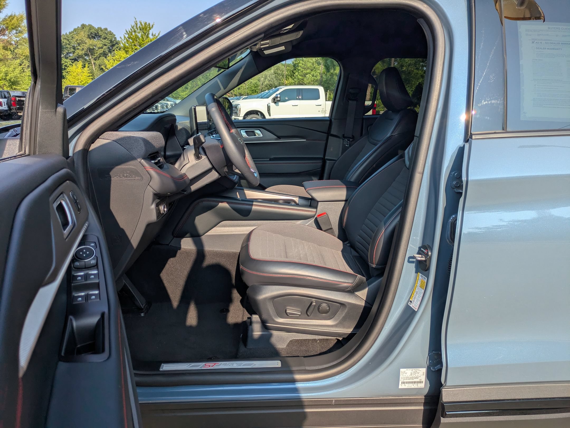 Certified 2025 Ford Explorer ST-Line w/ Premium Package AWD/4WD image 13