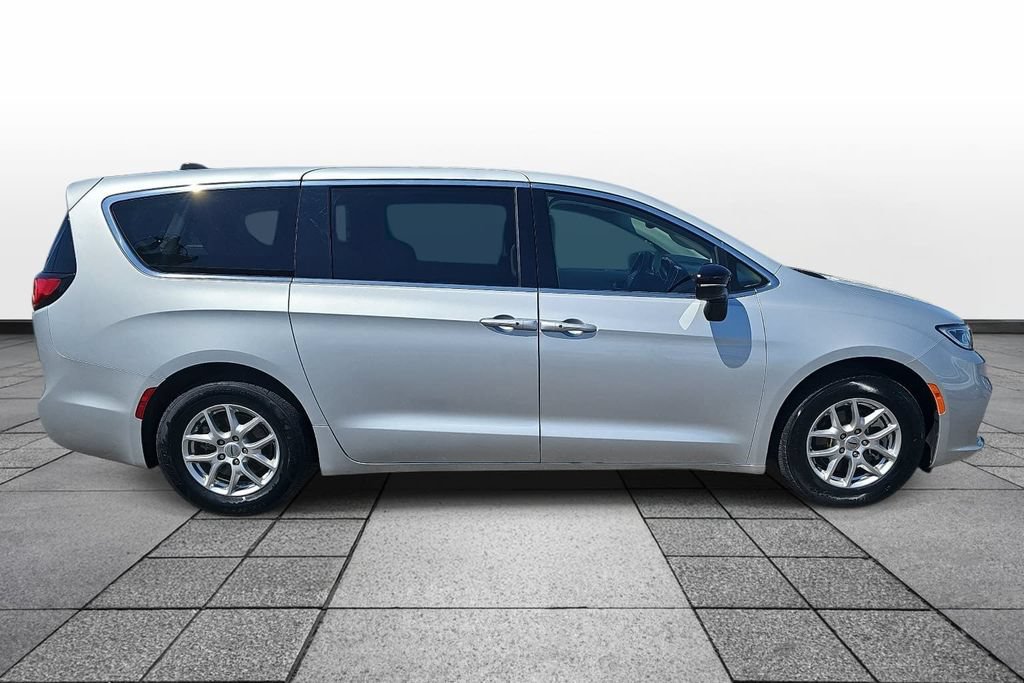 Used 2024 Chrysler Pacifica Touring-L FWD image 4