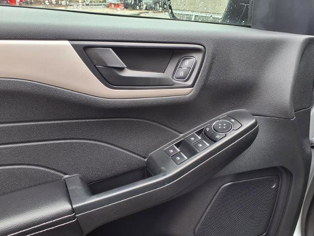 Certified 2022 Ford Escape SE w/ Cold Weather Package image 18