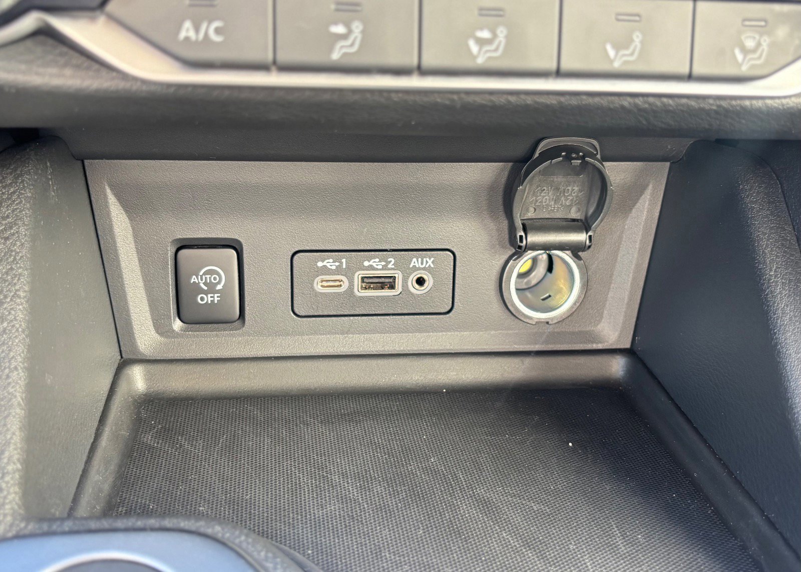 Used 2025 Nissan Sentra SV image 40