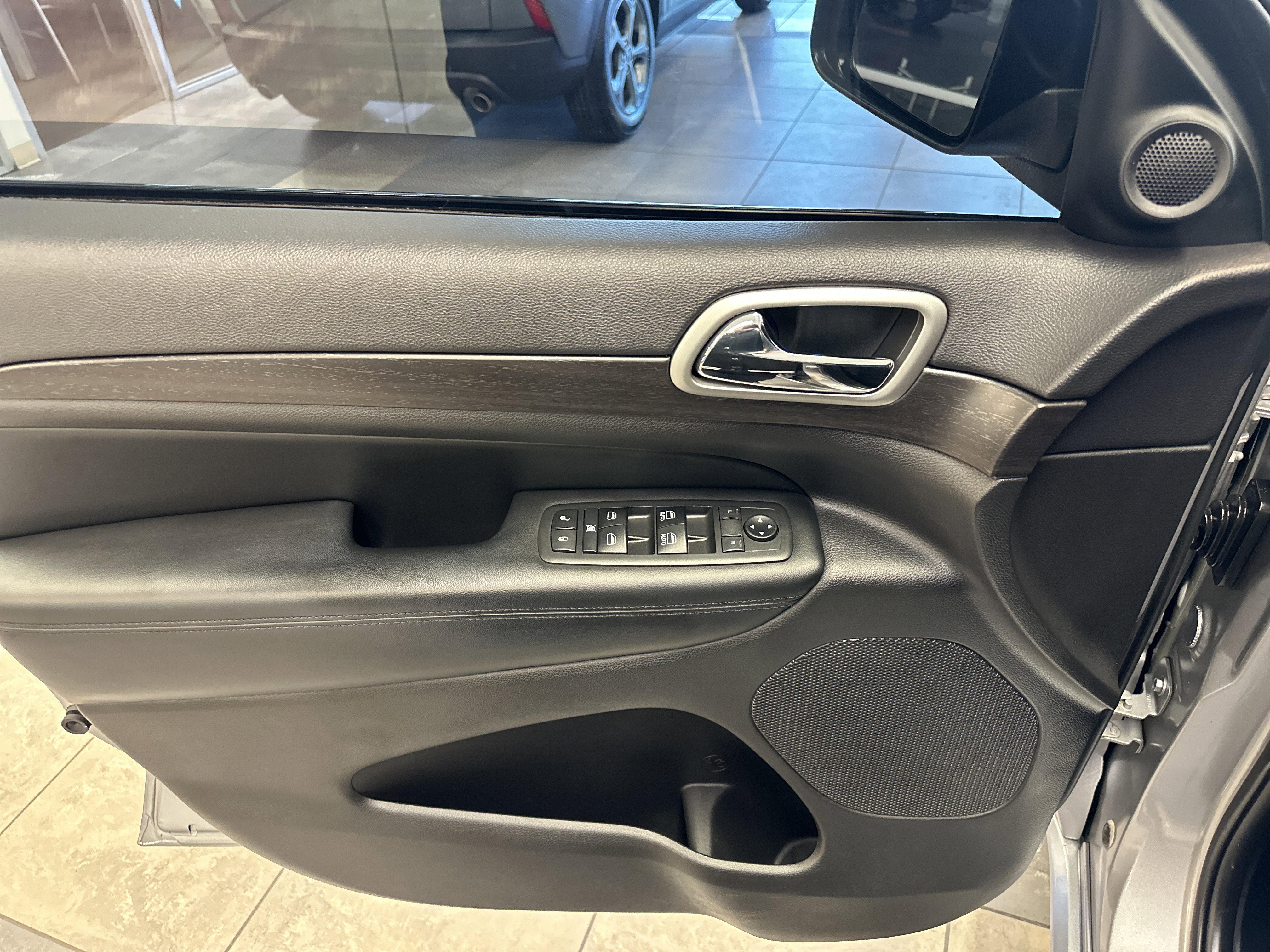 Used 2018 Jeep Grand Cherokee Altitude image 19