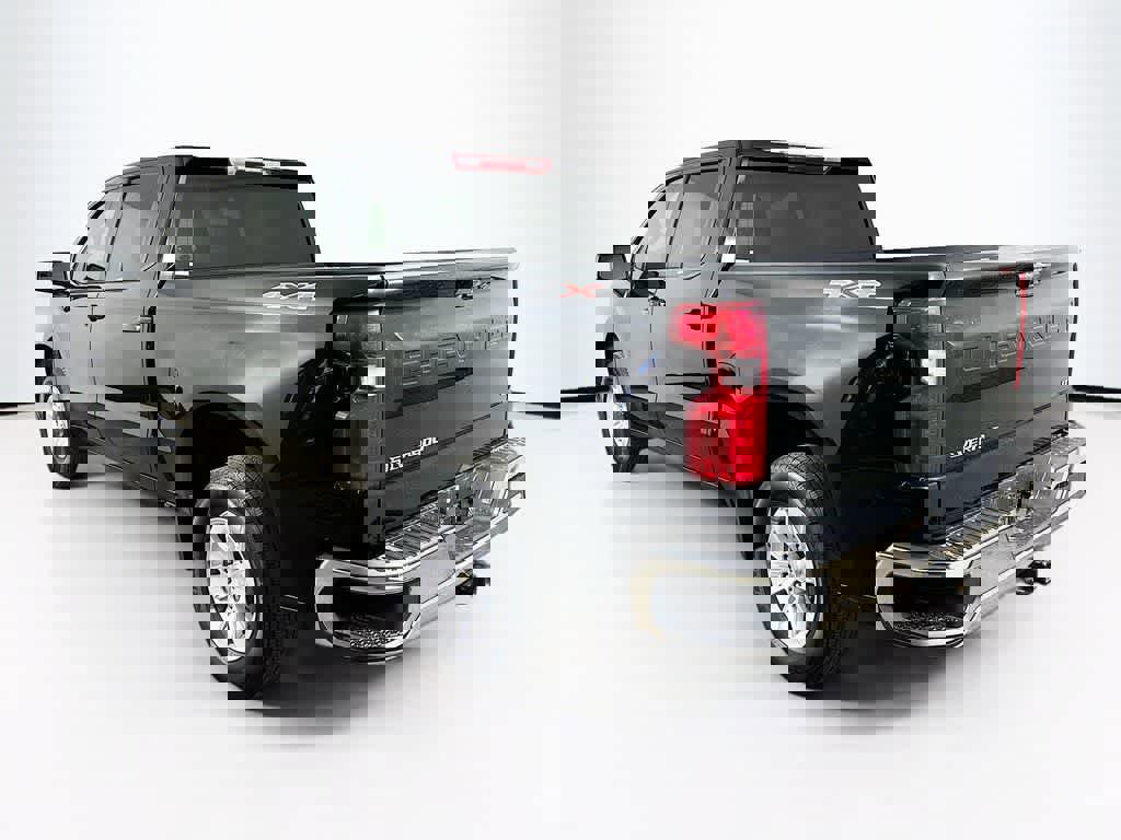 Used 2025 Chevrolet Silverado 1500 LT image 3