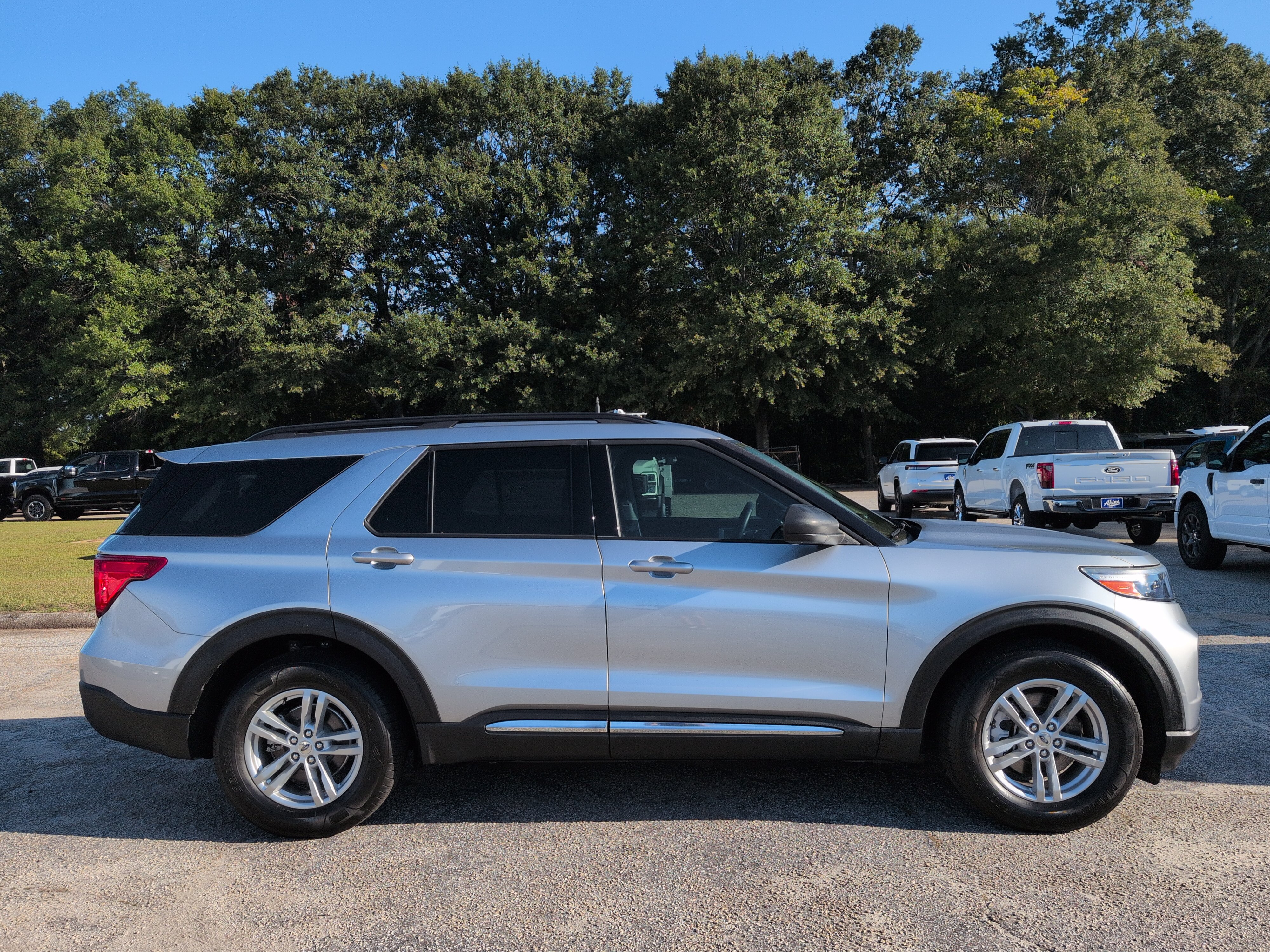 Certified 2022 Ford Explorer XLT w/ Equipment Group 202A RWD image 2