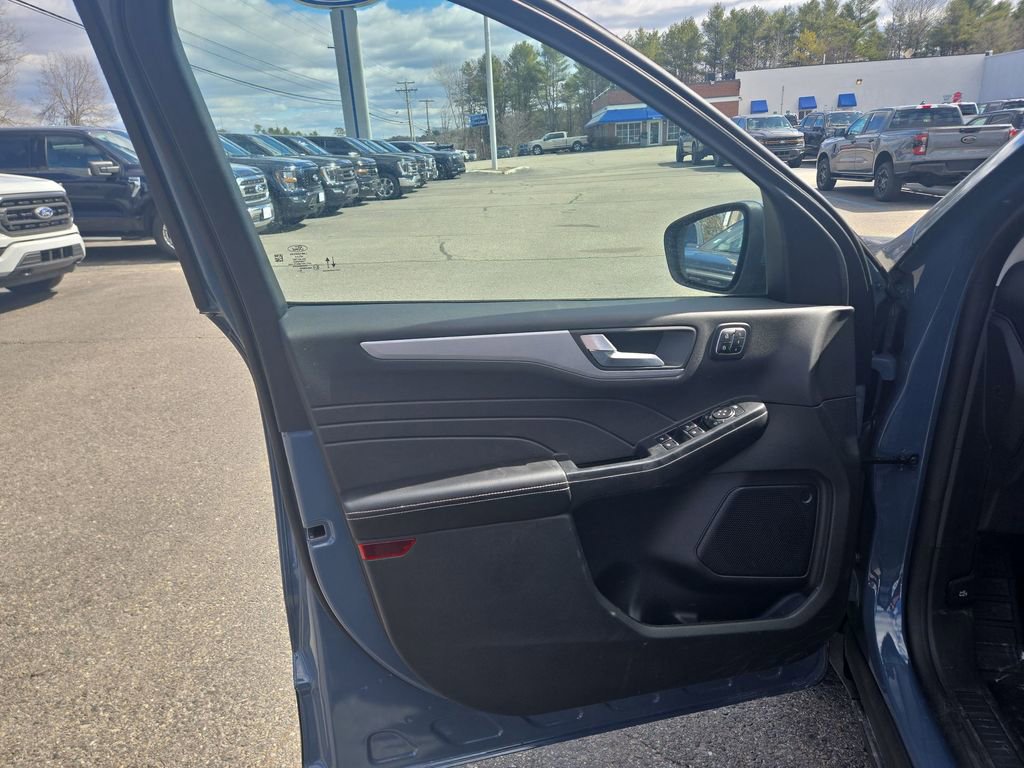 Certified 2025 Ford Escape Platinum AWD/4WD image 5