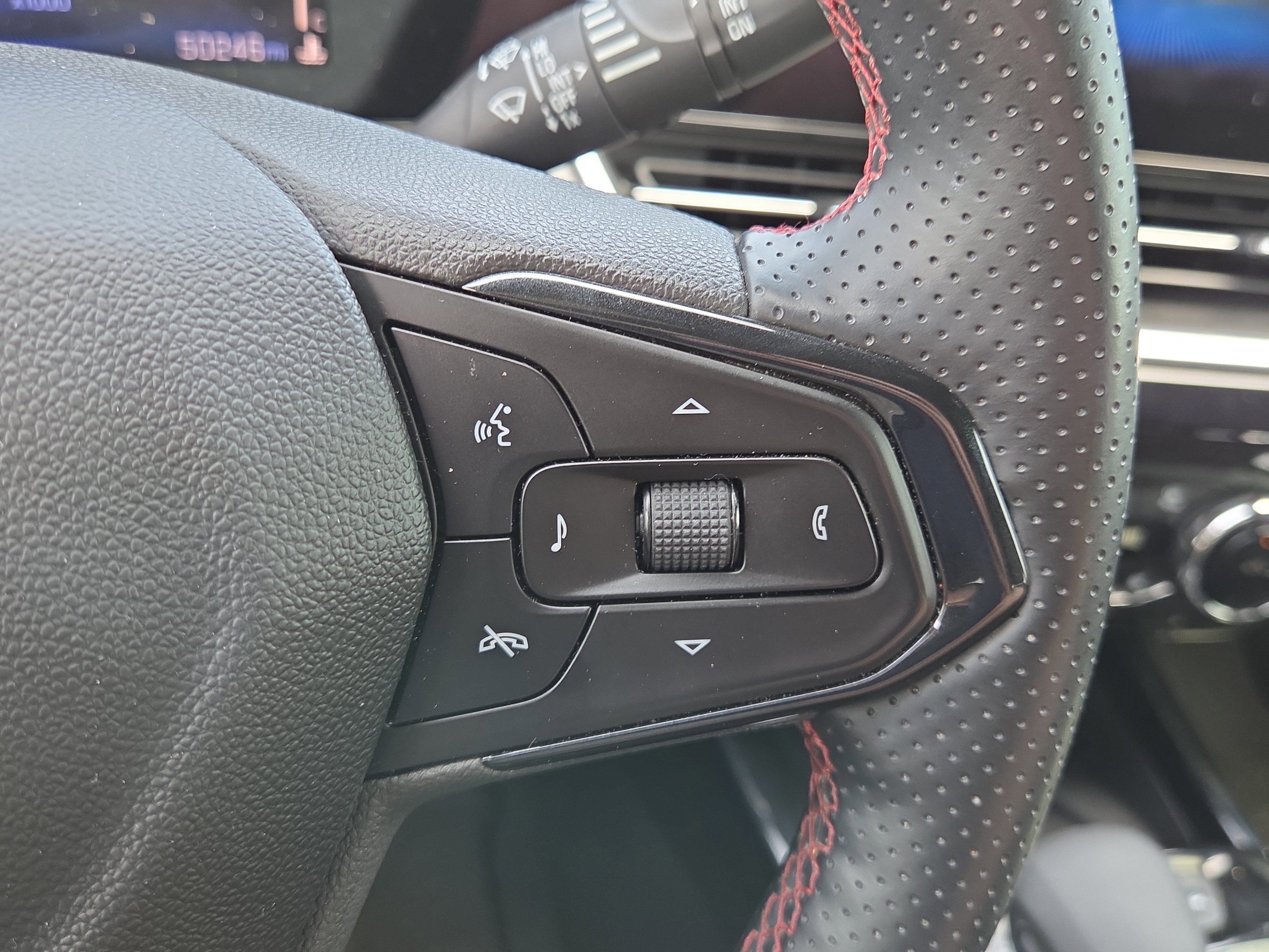 Used 2024 Chevrolet Trax RS w/ Sunroof Package FWD image 20