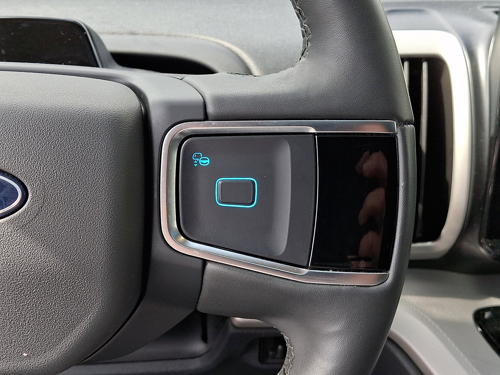 Certified 2025 Ford Expedition Active AWD/4WD image 24