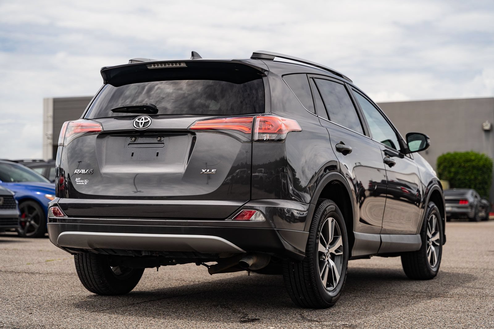 Used 2018 Toyota RAV4 XLE w/ Plus Extra Value Package FWD image 7