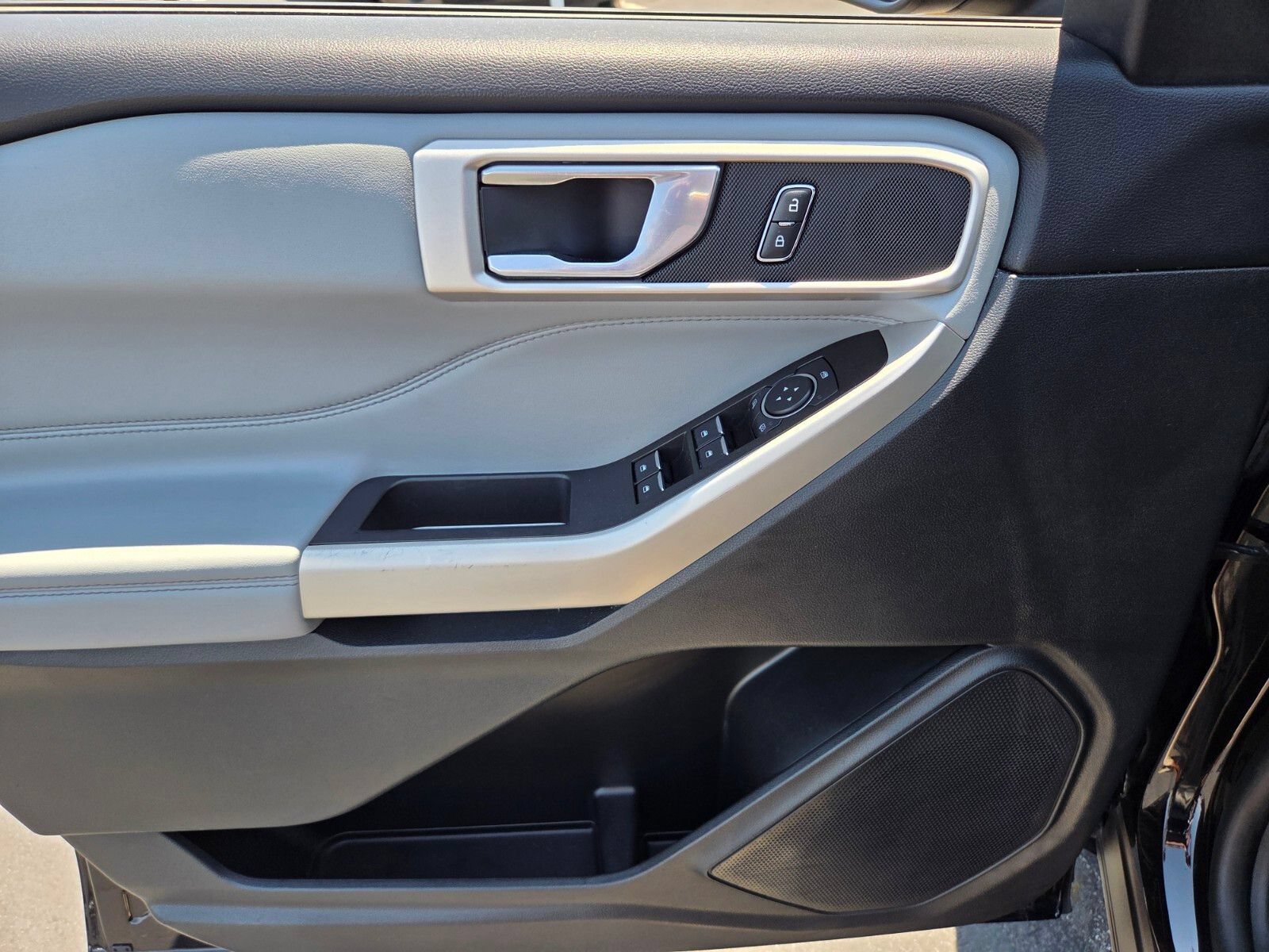 Certified 2022 Ford Explorer XLT w/ Equipment Group 202A RWD image 18