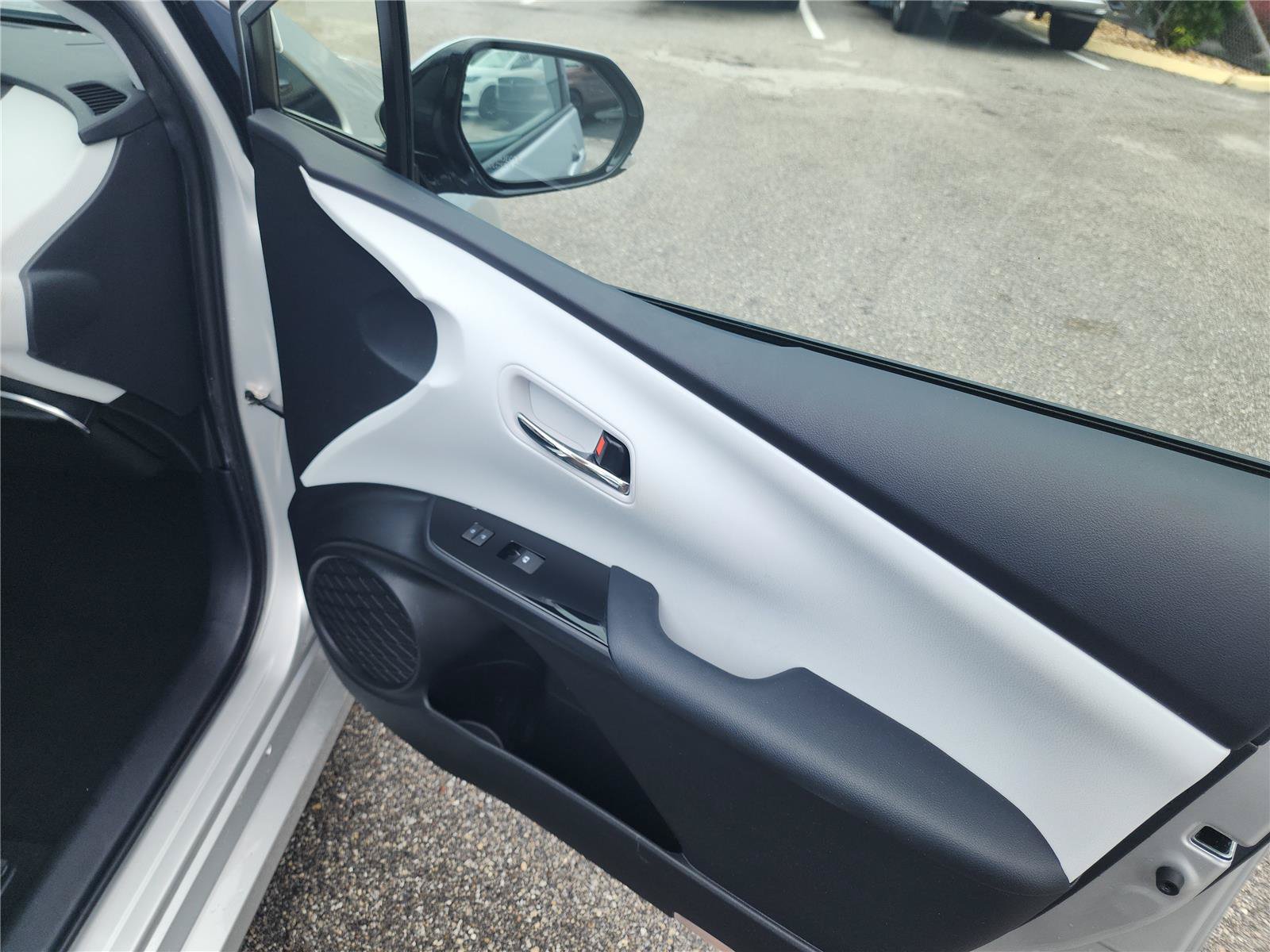 Used 2017 Toyota Prius Prime Advanced FWD image 27