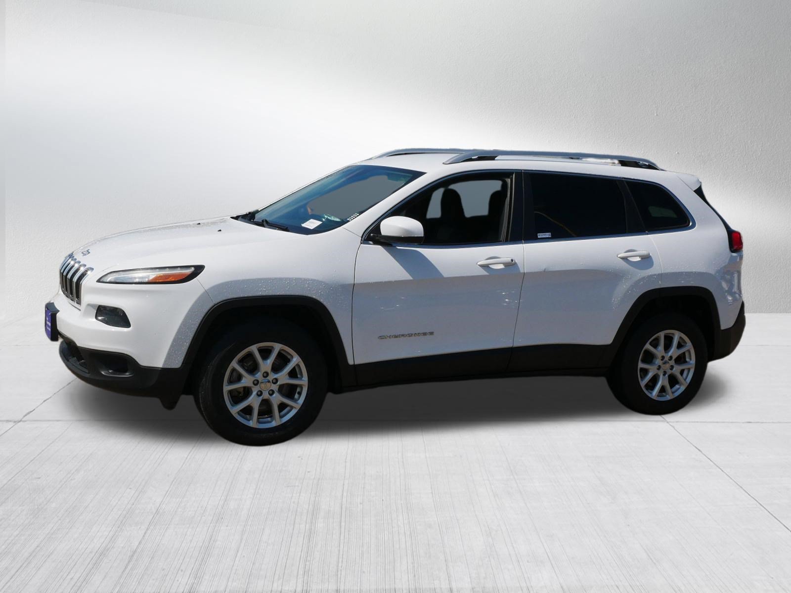 Used 2018 Jeep Cherokee Latitude w/ Safety Group AWD/4WD image 3