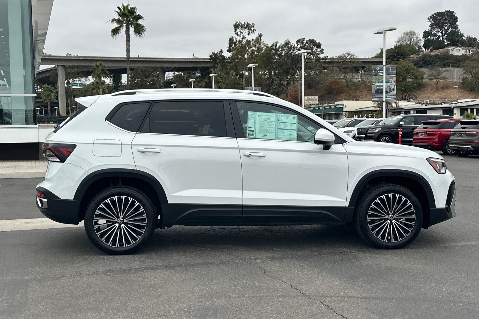 Used 2025 Volkswagen Taos SE FWD image 2