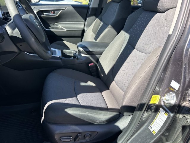 Used 2021 Toyota RAV4 XLE w/ Convenience Package FWD image 32