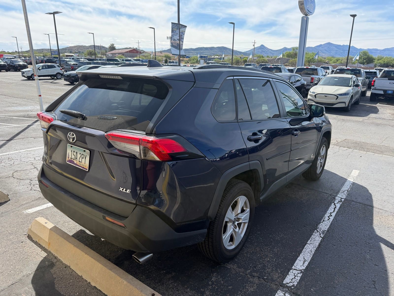 Used 2021 Toyota RAV4 XLE w/ Convenience Package FWD image 4