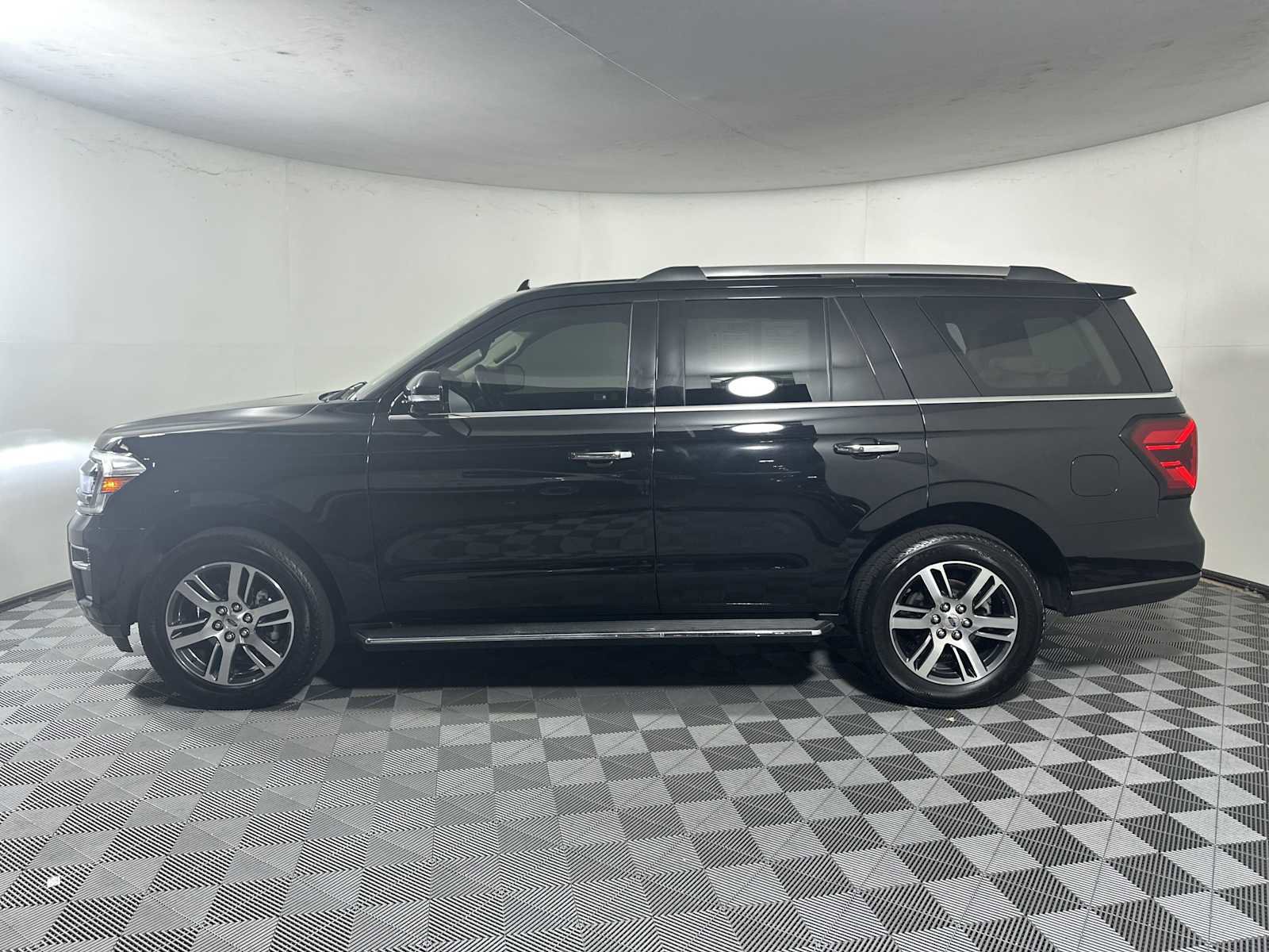 Certified 2023 Ford Expedition Limited image 4