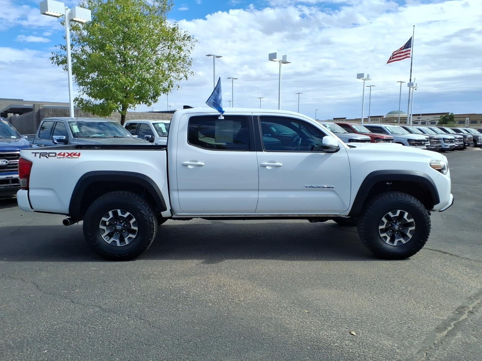 Used 2017 Toyota Tacoma TRD Off-Road w/ Premium & Technology Package AWD/4WD image 3