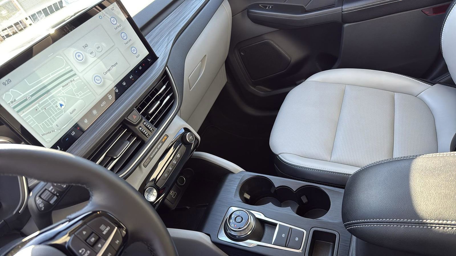 Certified 2025 Ford Escape Platinum w/ Class II Trailer Tow Package image 21